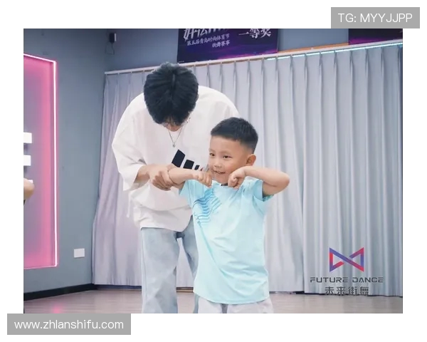 街舞战术解析成都街舞队边路渗透体系的创新与实践探讨